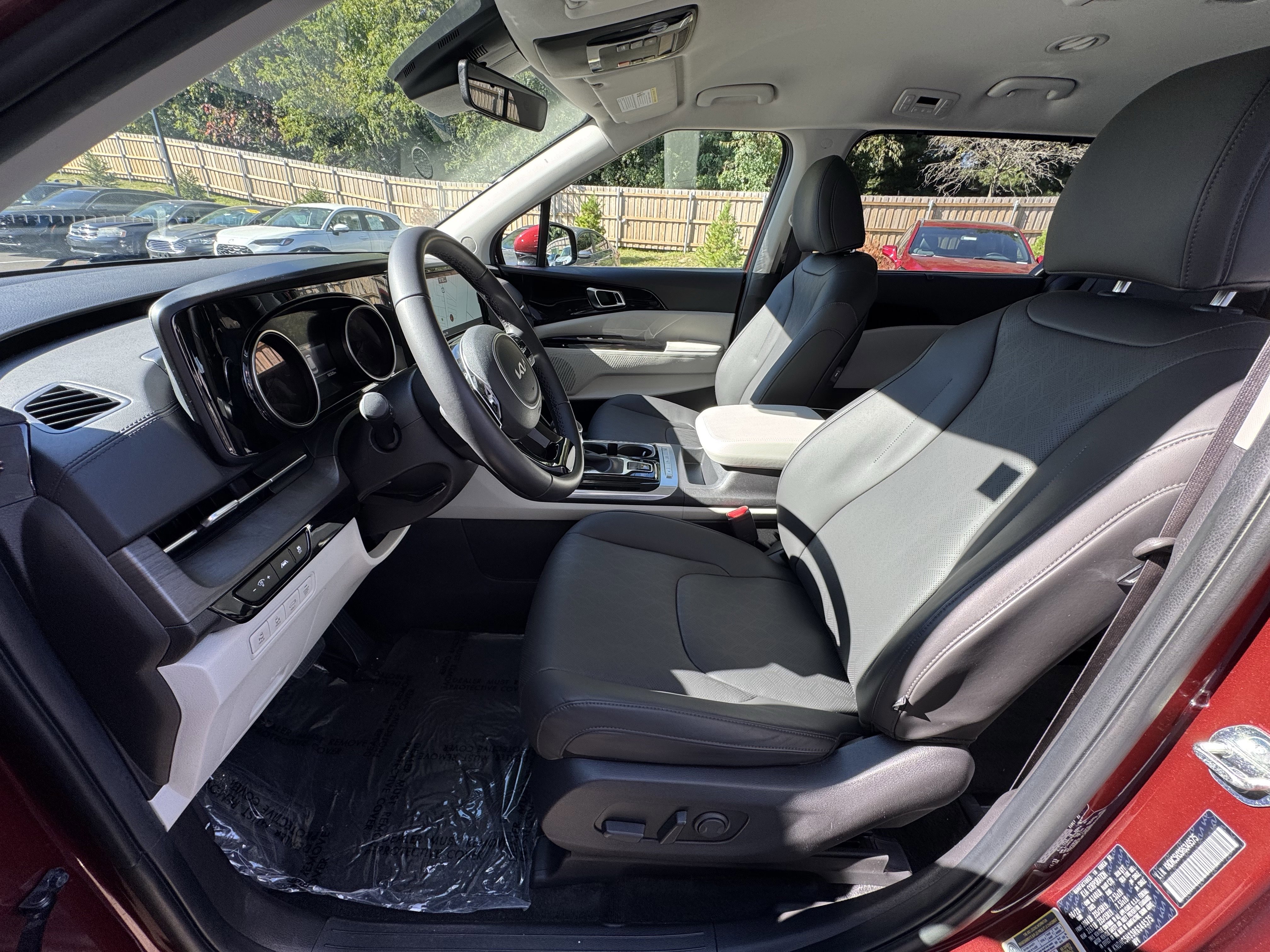 Used 2024 Kia Carnival EX image 17