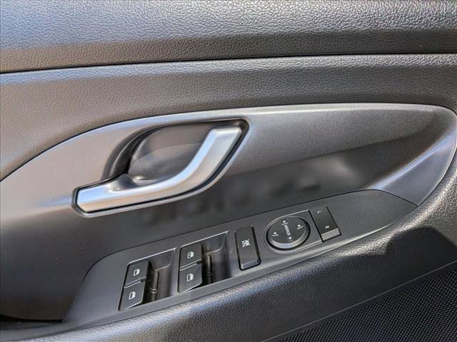 Used 2018 Hyundai Elantra GT image 11