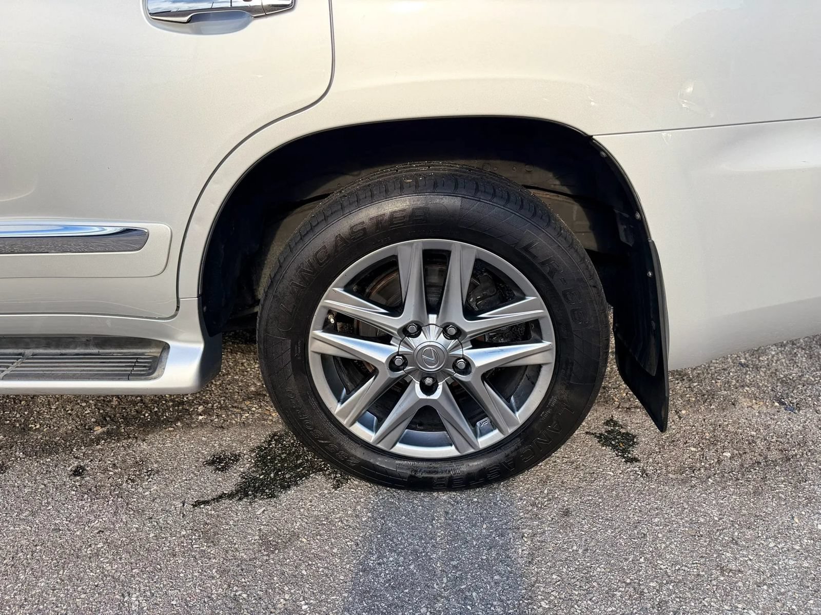 Used 2013 Lexus LX 570 4WD w/ Luxury Pkg image 4