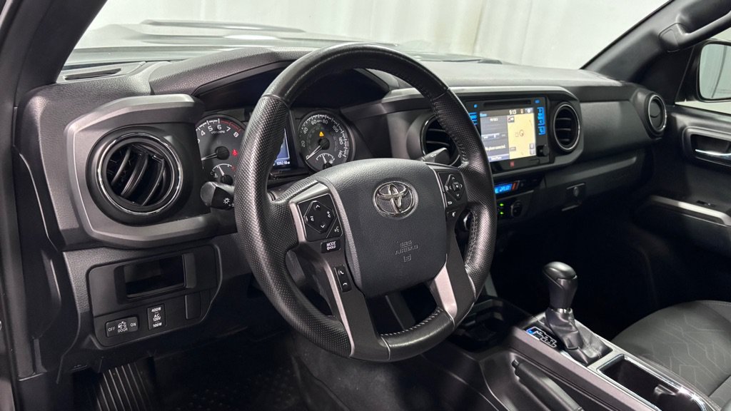 Used 2016 Toyota Tacoma TRD Sport AWD/4WD image 9