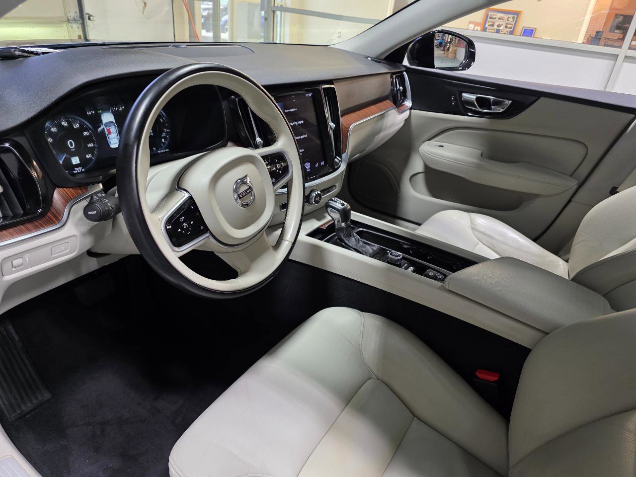 Used 2021 Volvo S60 T5 Momentum w/ Premium Package image 16