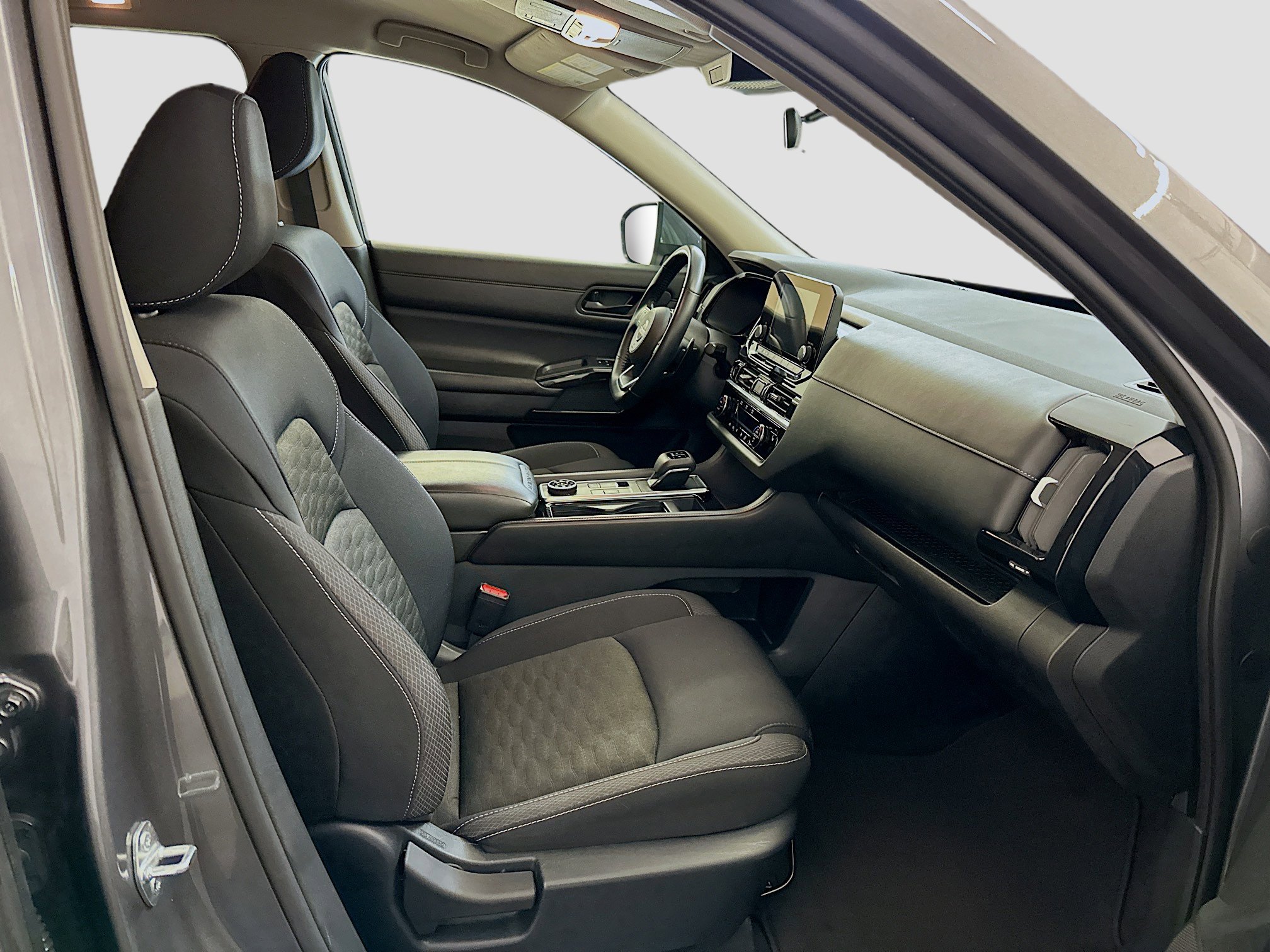 Used 2023 Nissan Pathfinder SV image 32