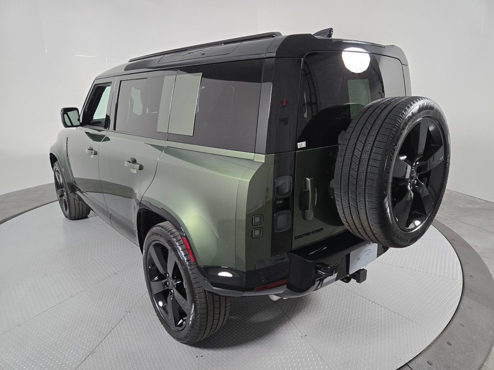 New 2026 Land Rover Defender 110 X-Dynamic SE AWD/4WD image 17