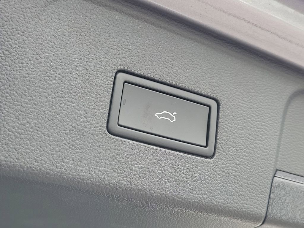 Certified 2025 Volkswagen Atlas SEL Premium R-Line image 10