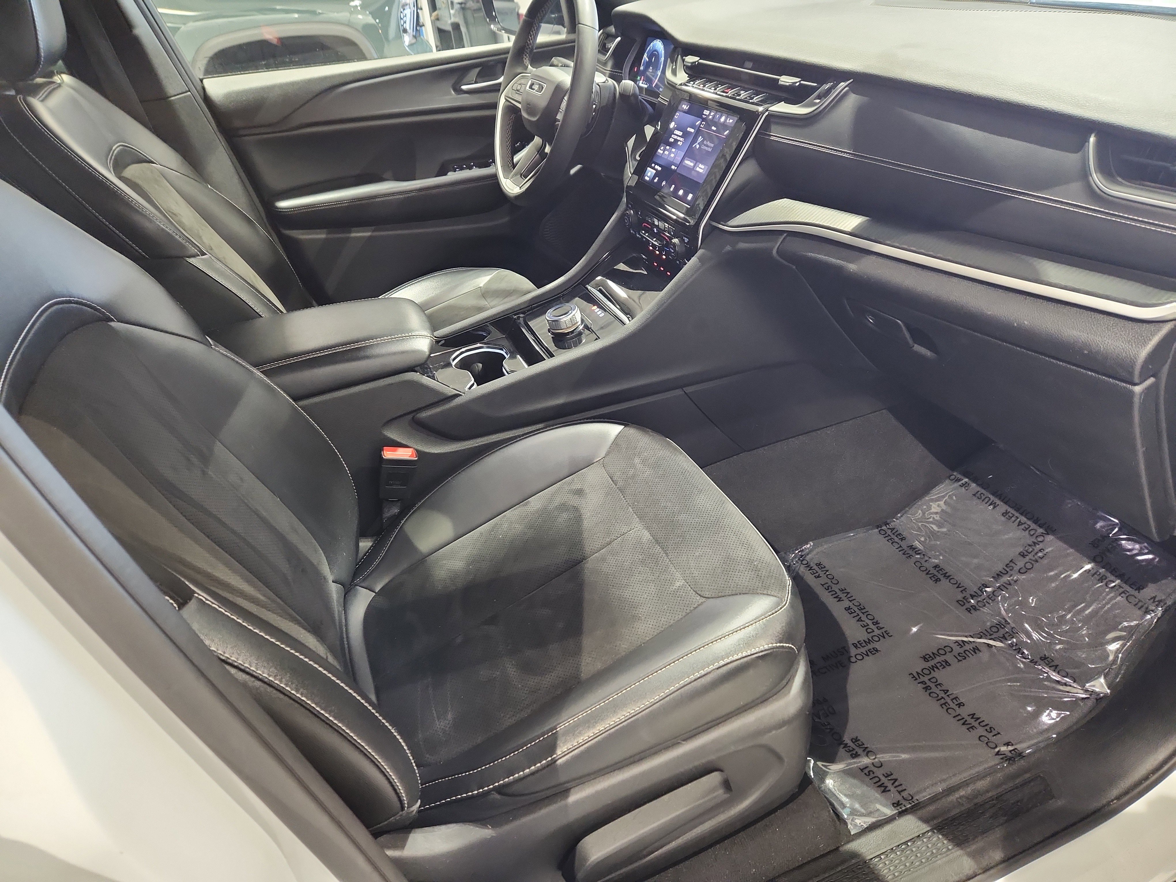 Used 2023 Jeep Grand Cherokee L Laredo image 16