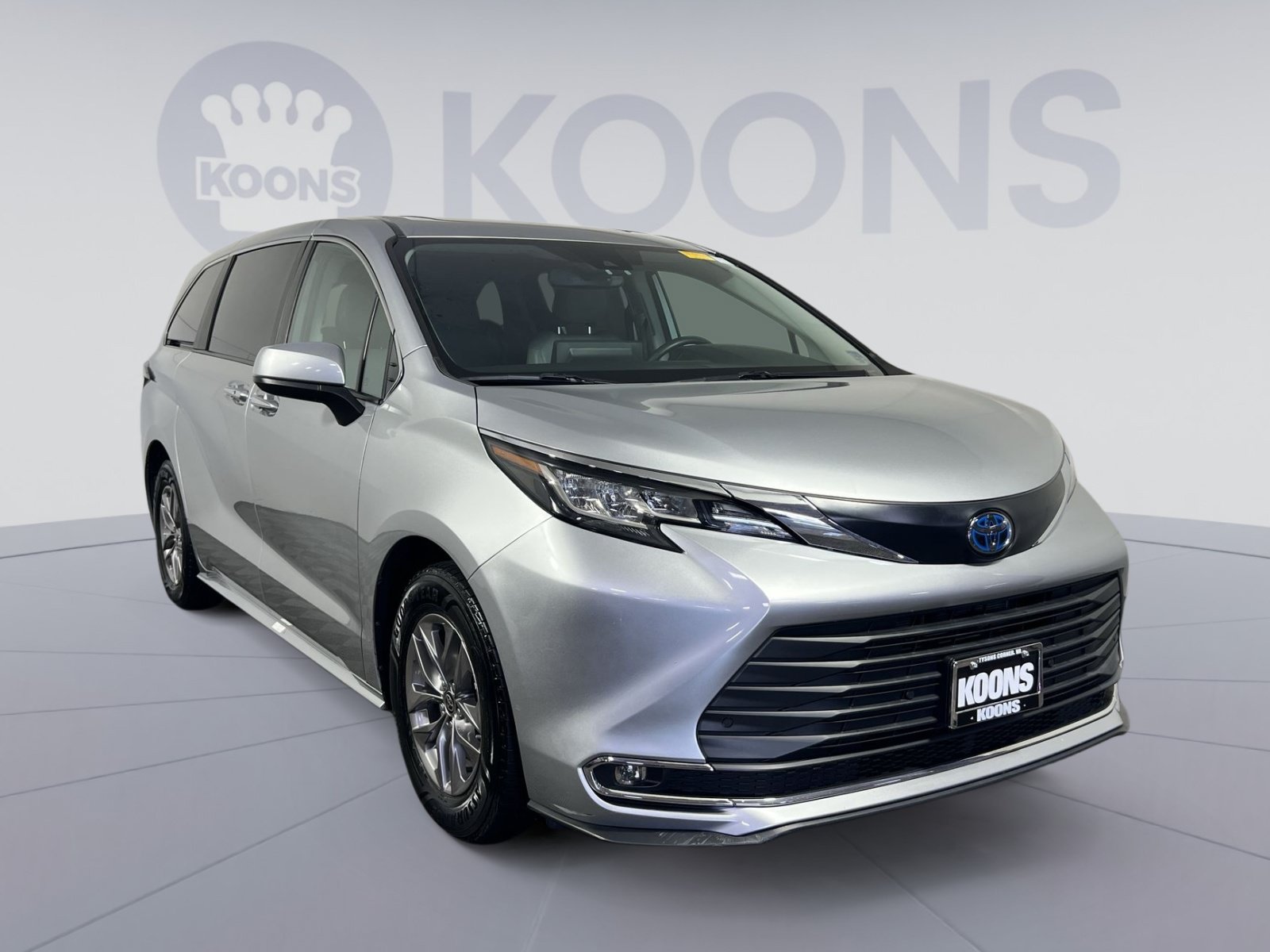 Used 2023 Toyota Sienna XLE AWD/4WD image 2