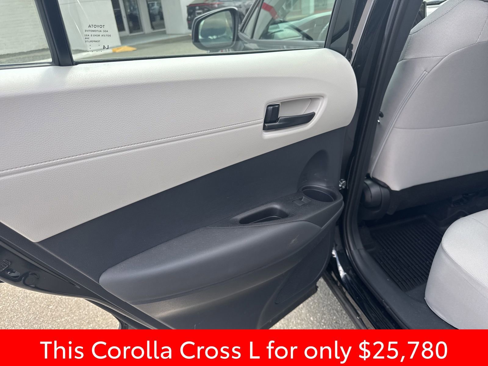 Used 2025 Toyota Corolla Cross L image 21