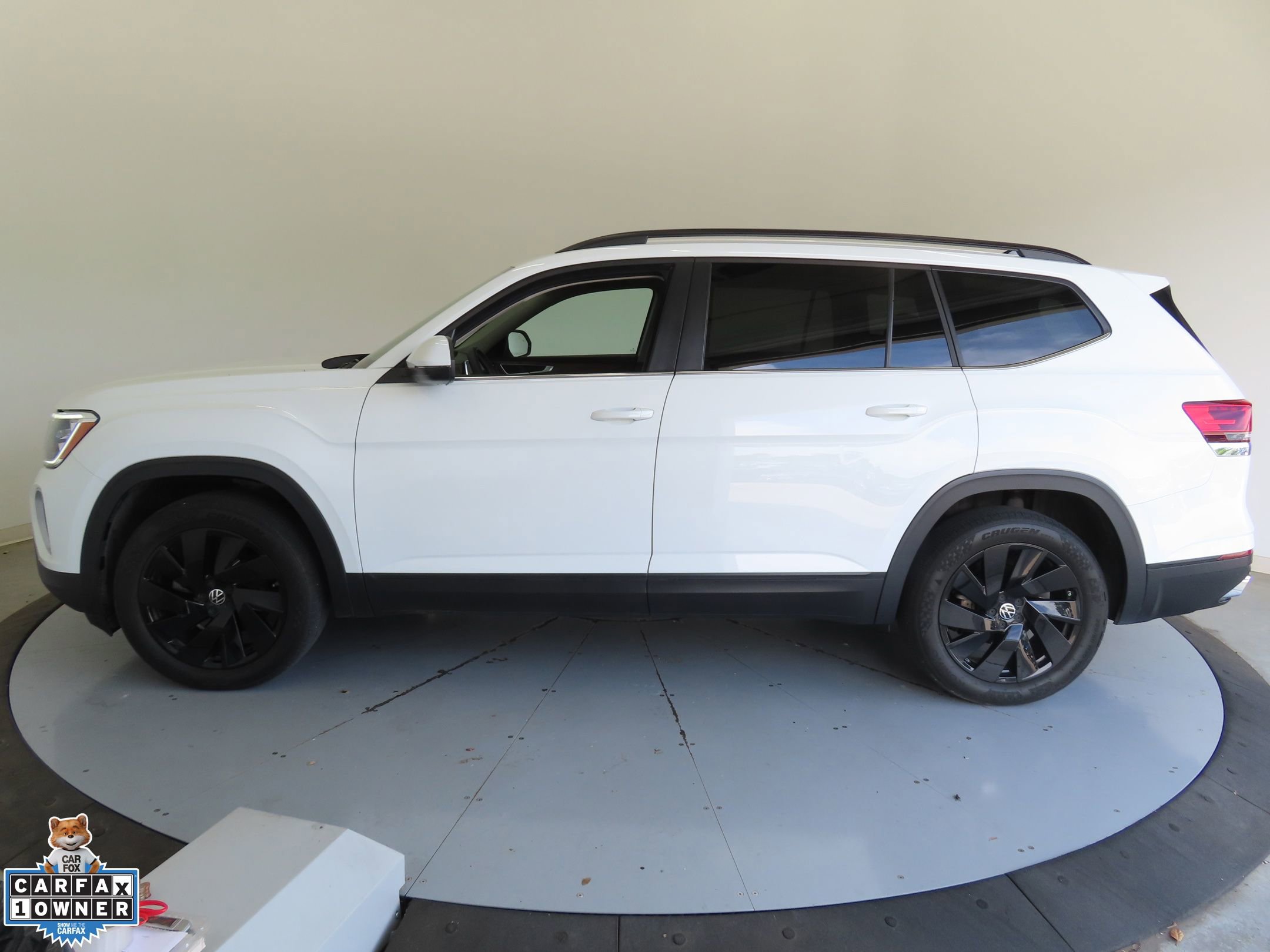 Used 2024 Volkswagen Atlas SE w/ Black Wheel Package FWD image 6