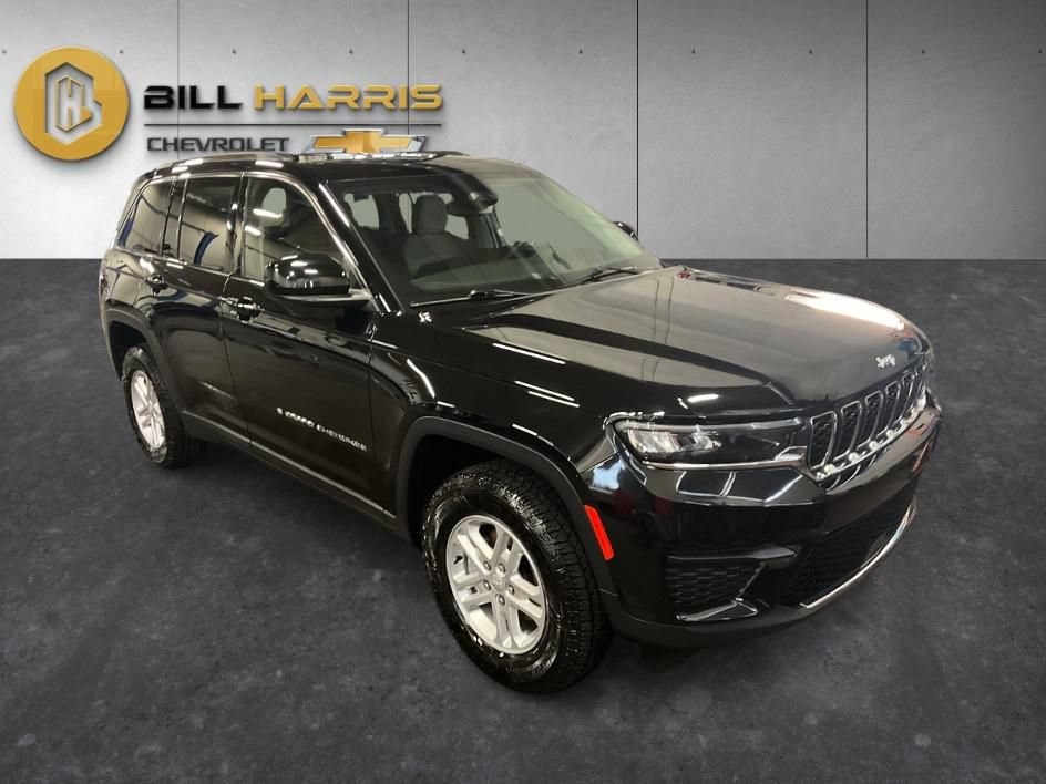 Used 2023 Jeep Grand Cherokee Laredo w/ Luxury Tech Group I AWD/4WD image 10