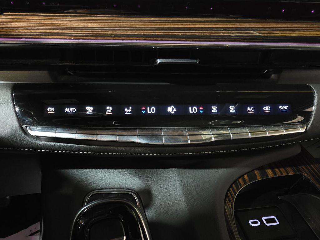 Used 2023 Cadillac Escalade Premium Luxury AWD/4WD image 17