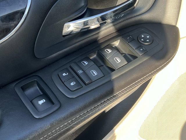 Used 2011 Chrysler Town & Country Touring w/ Driver Convenience Group image 16