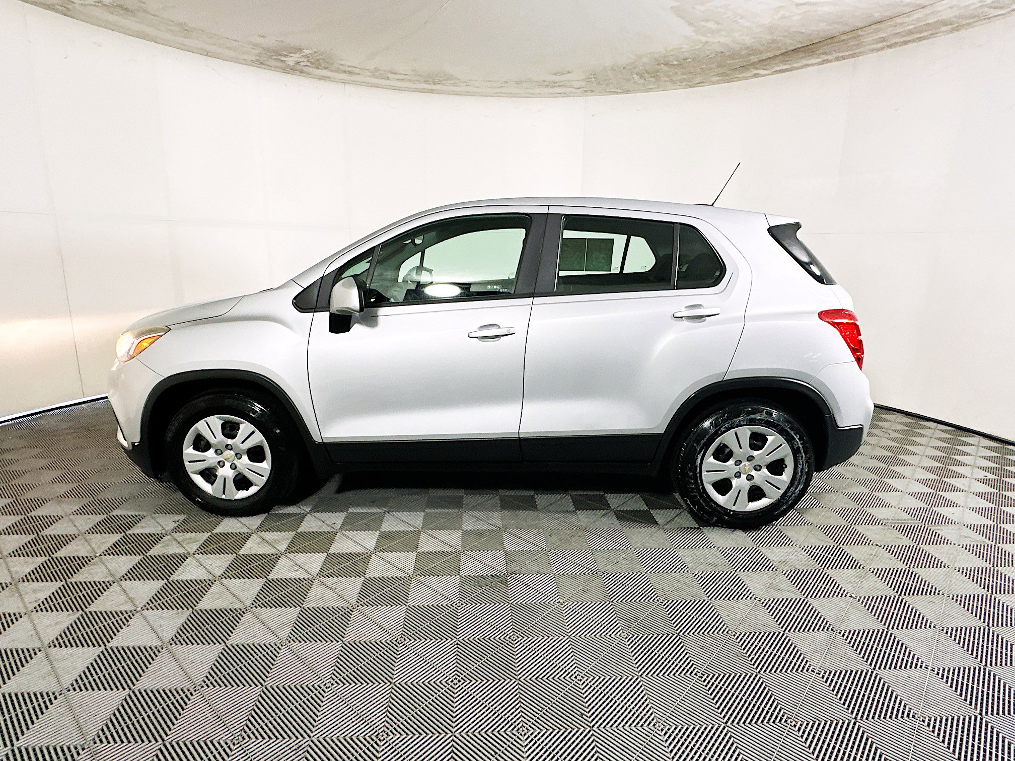 Used 2018 Chevrolet Trax LS FWD image 6