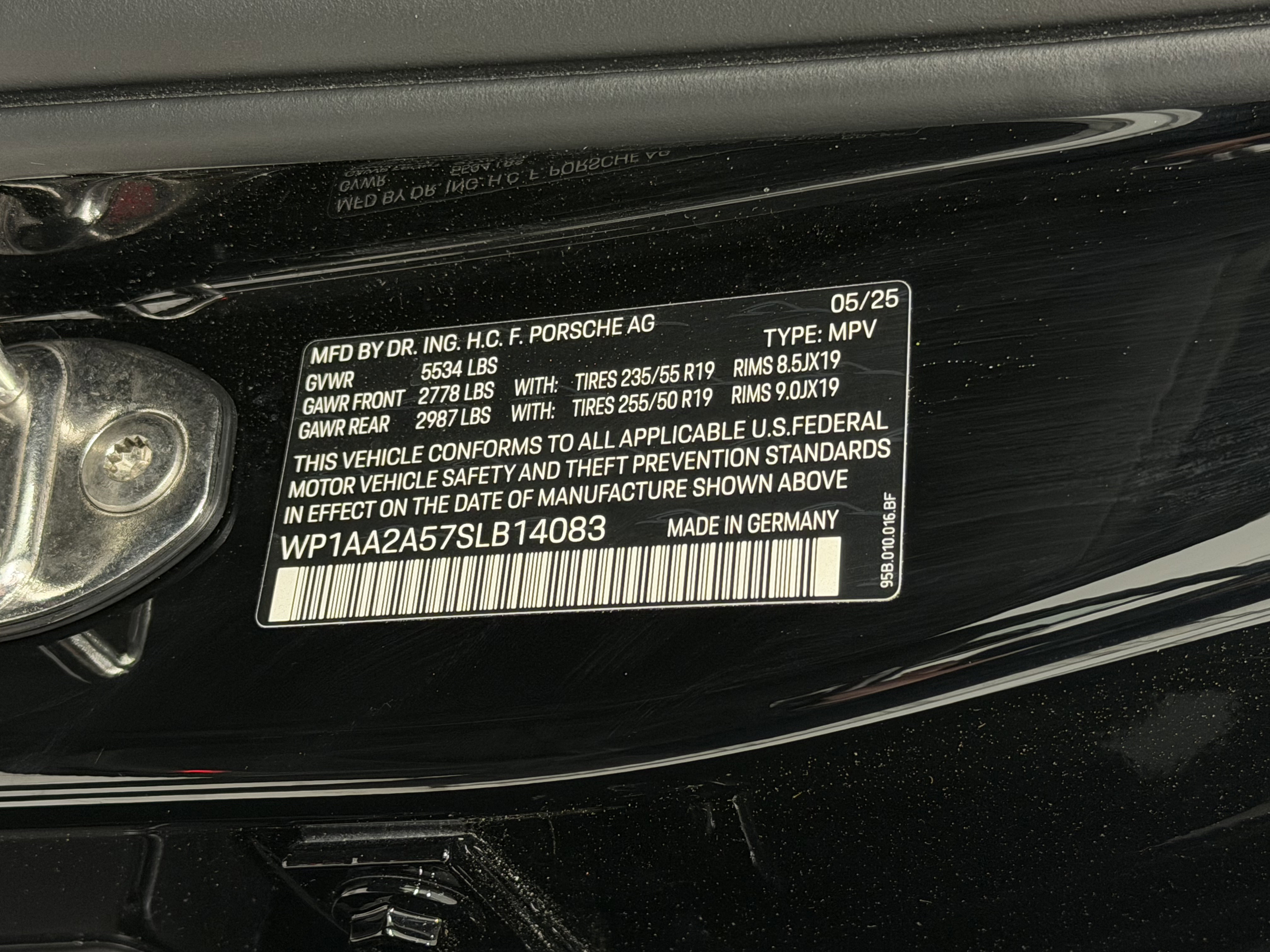 Certified 2025 Porsche Macan AWD/4WD image 57