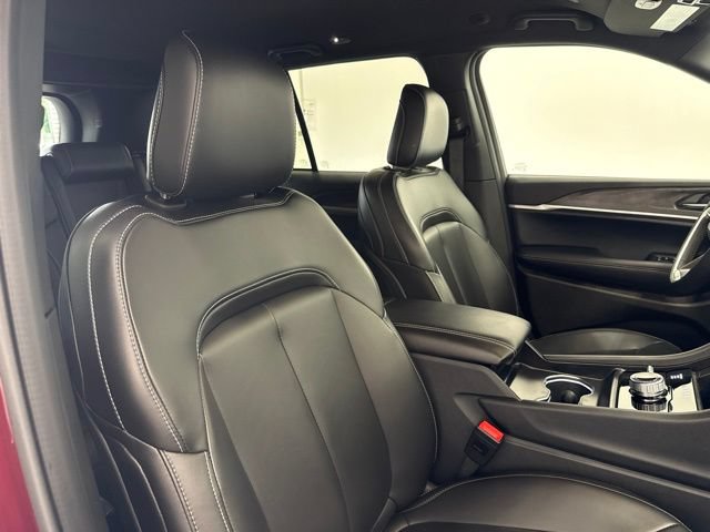 Used 2025 Jeep Grand Cherokee Limited AWD/4WD image 13
