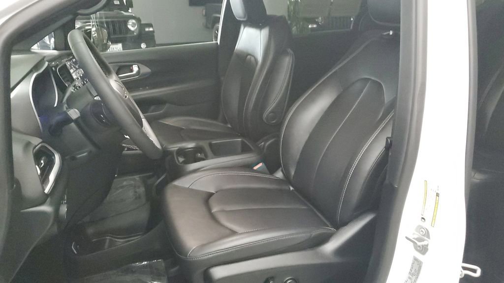 Used 2025 Chrysler Voyager LX image 16