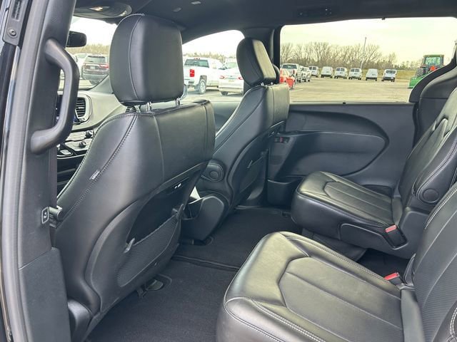 Used 2025 Chrysler Pacifica Select FWD image 12
