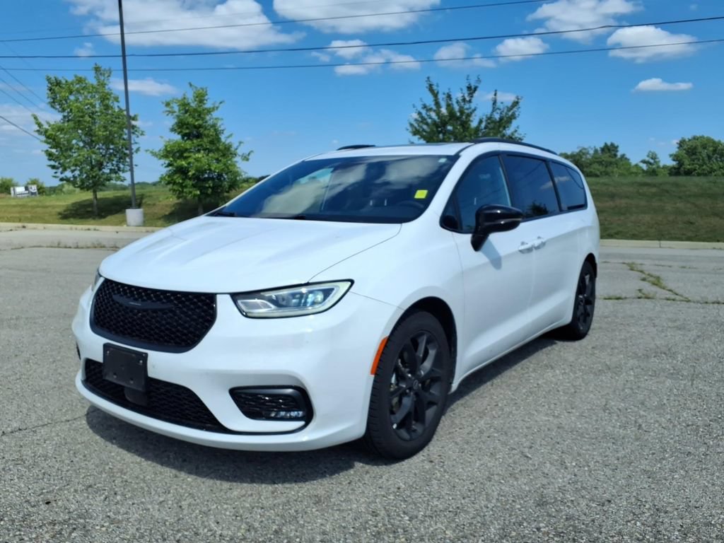Used 2025 Chrysler Pacifica Limited FWD video 3