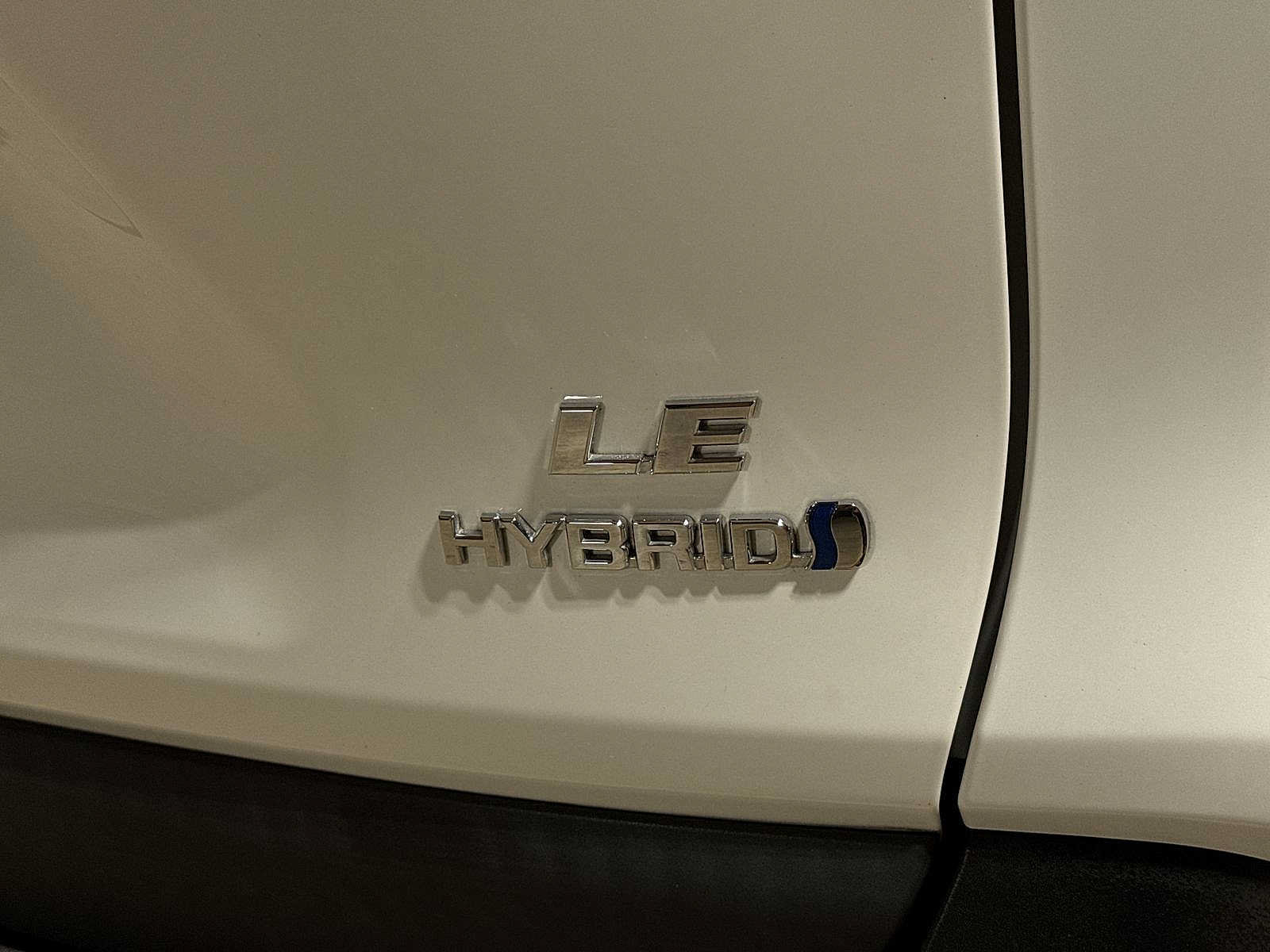 Used 2020 Toyota RAV4 LE w/ Carpet Mat Package AWD/4WD image 25