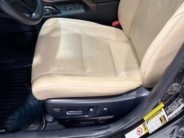 Used 2013 Toyota Avalon Limited image 16