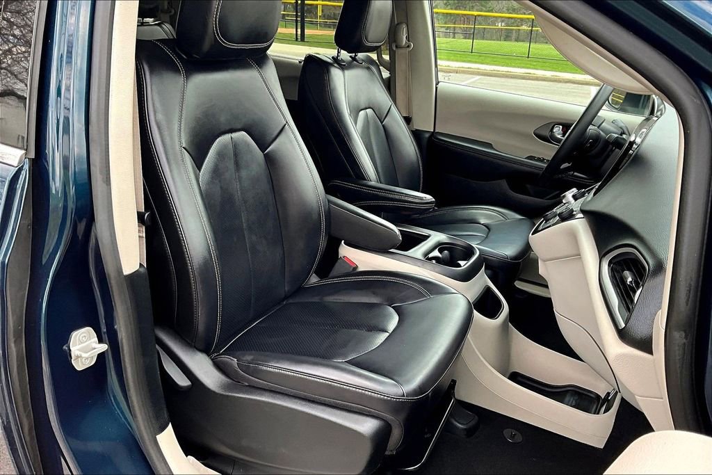 Used 2023 Chrysler Pacifica Touring-L FWD image 28