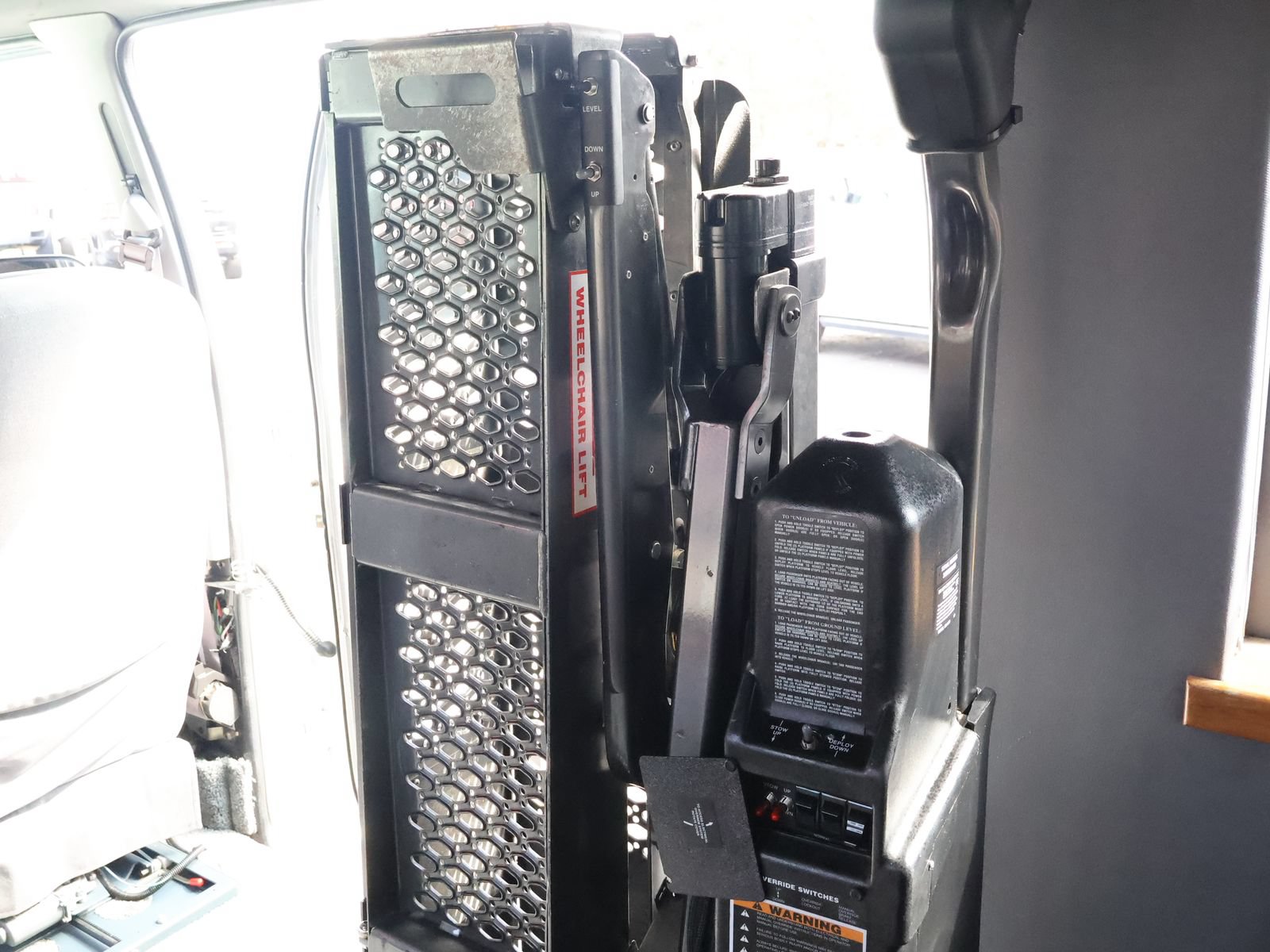 Used 2000 Ford E-150 and Econoline 150 RWD image 49