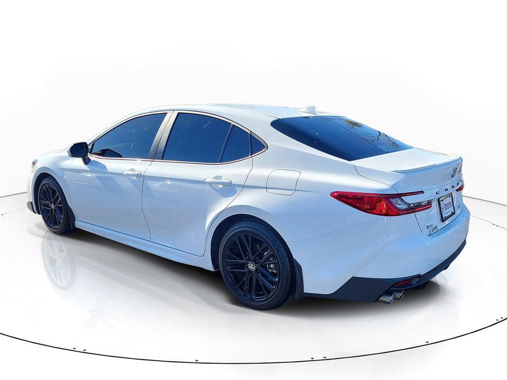 Used 2025 Toyota Camry SE image 3