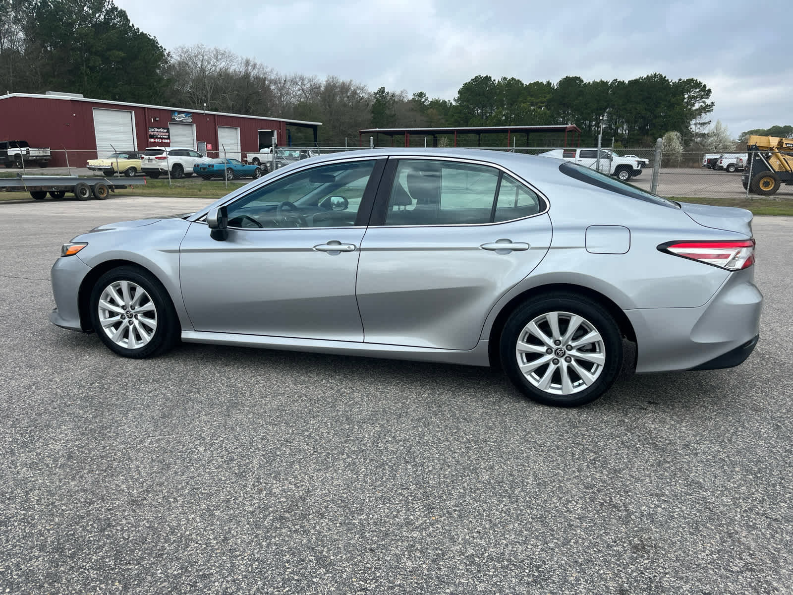 Used 2020 Toyota Camry LE image 3