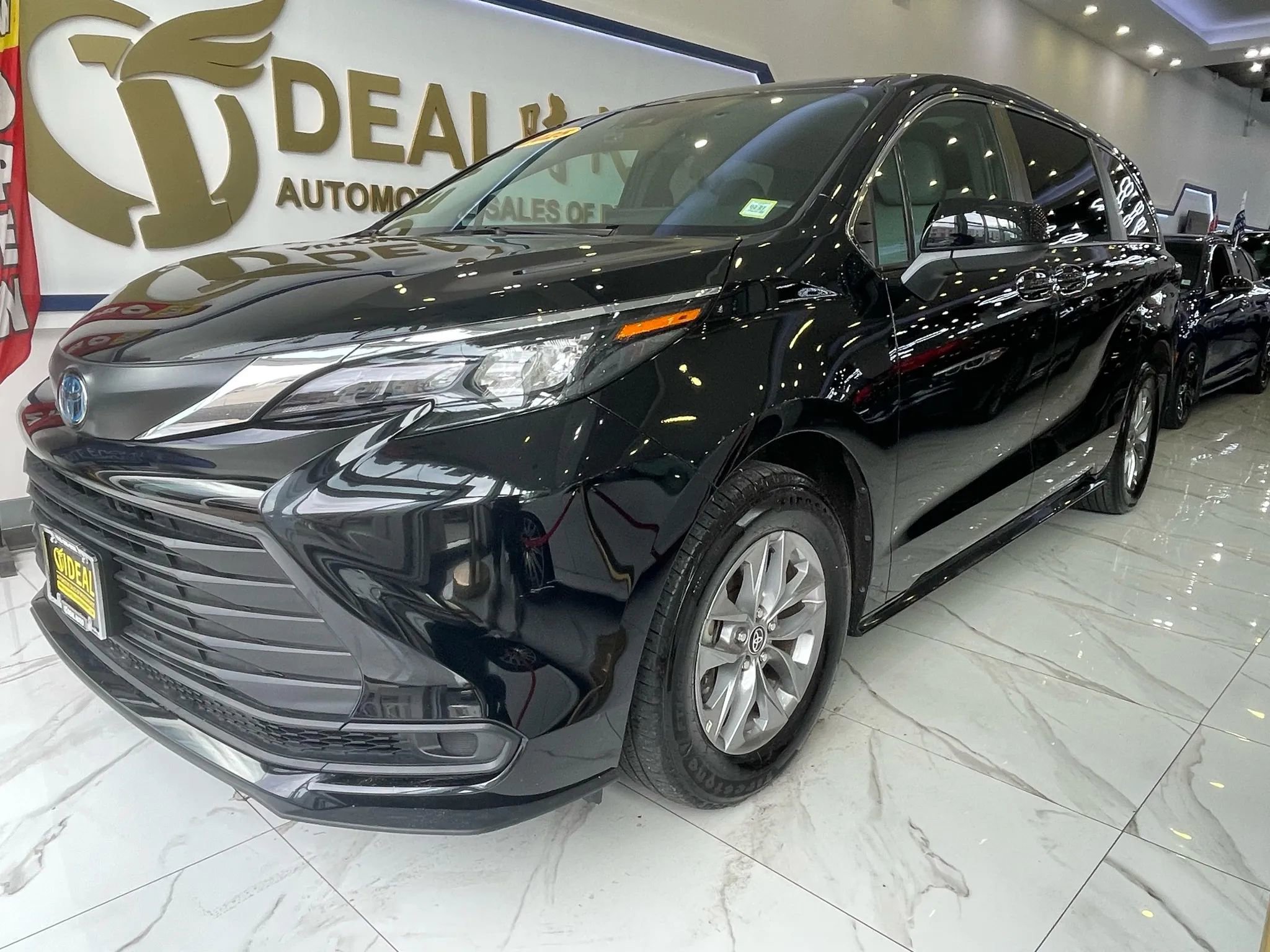 Used 2025 Toyota Sienna LE image 3