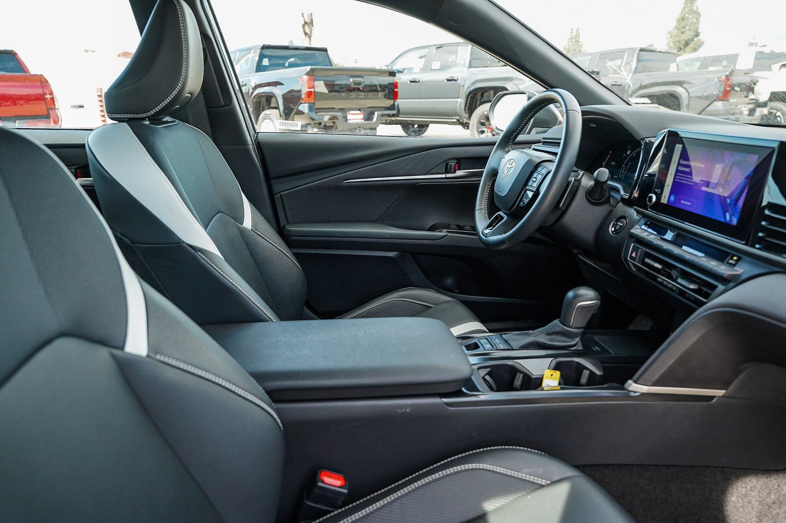 Used 2025 Toyota Camry SE image 17