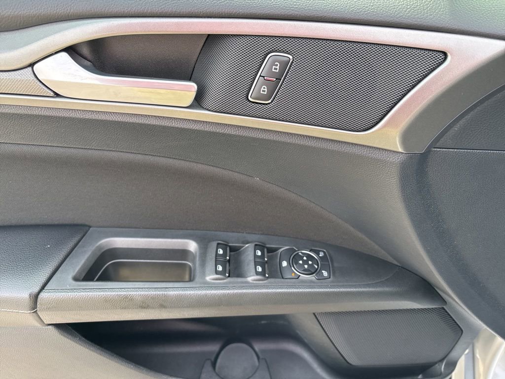 Used 2020 Ford Fusion SE image 15
