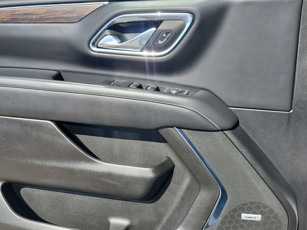 Used 2023 Chevrolet Suburban Premier image 9