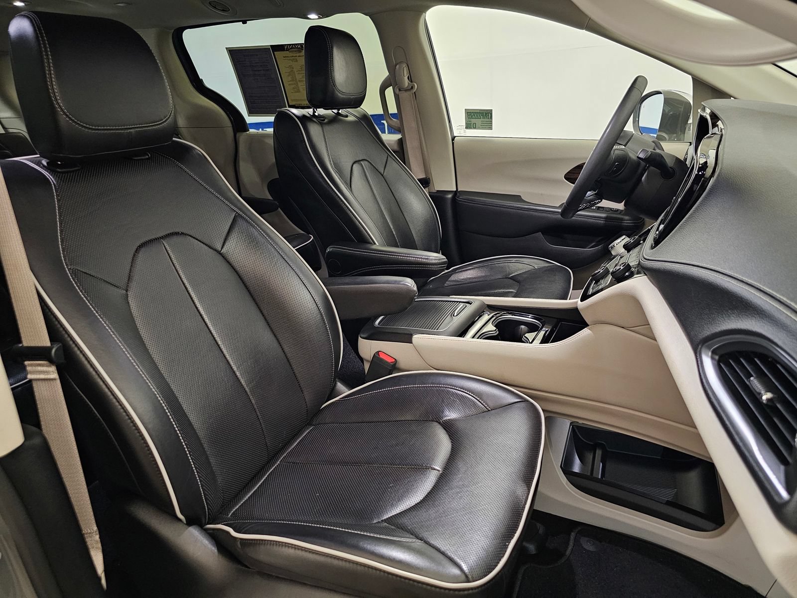 Used 2022 Chrysler Pacifica Limited AWD/4WD image 27