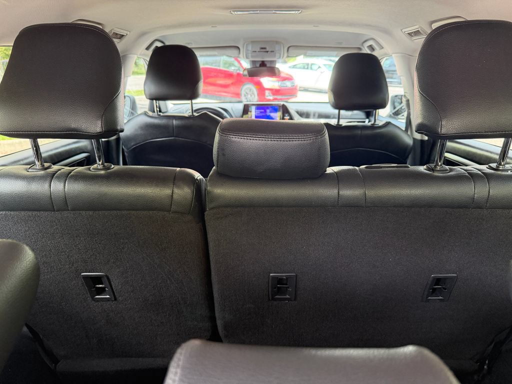 Used 2024 Toyota Highlander LE FWD image 8