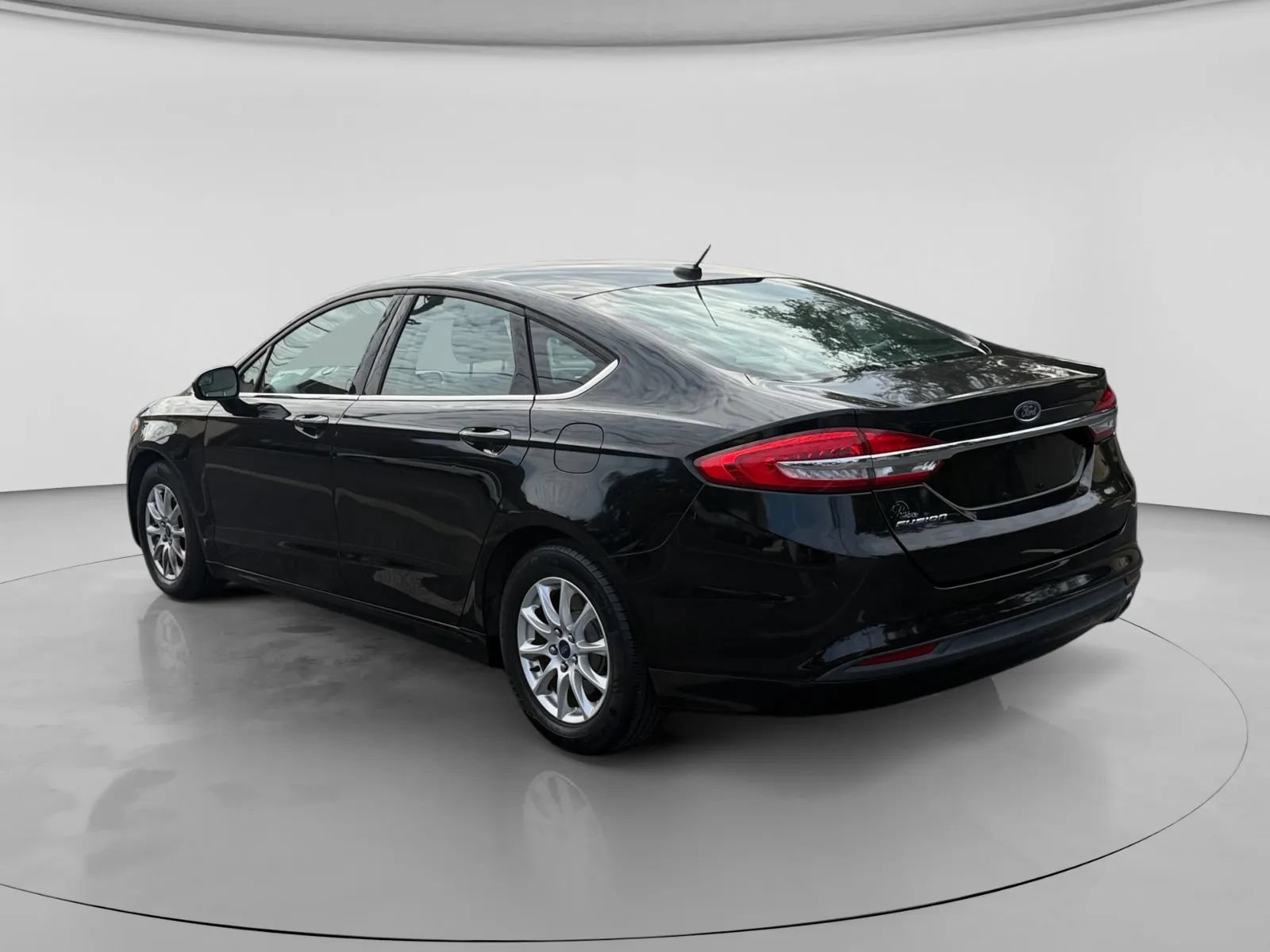 Used 2017 Ford Fusion S FWD image 3