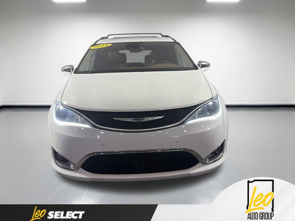 Used 2019 Chrysler Pacifica Limited w/ Tire & Wheel Group FWD image 2
