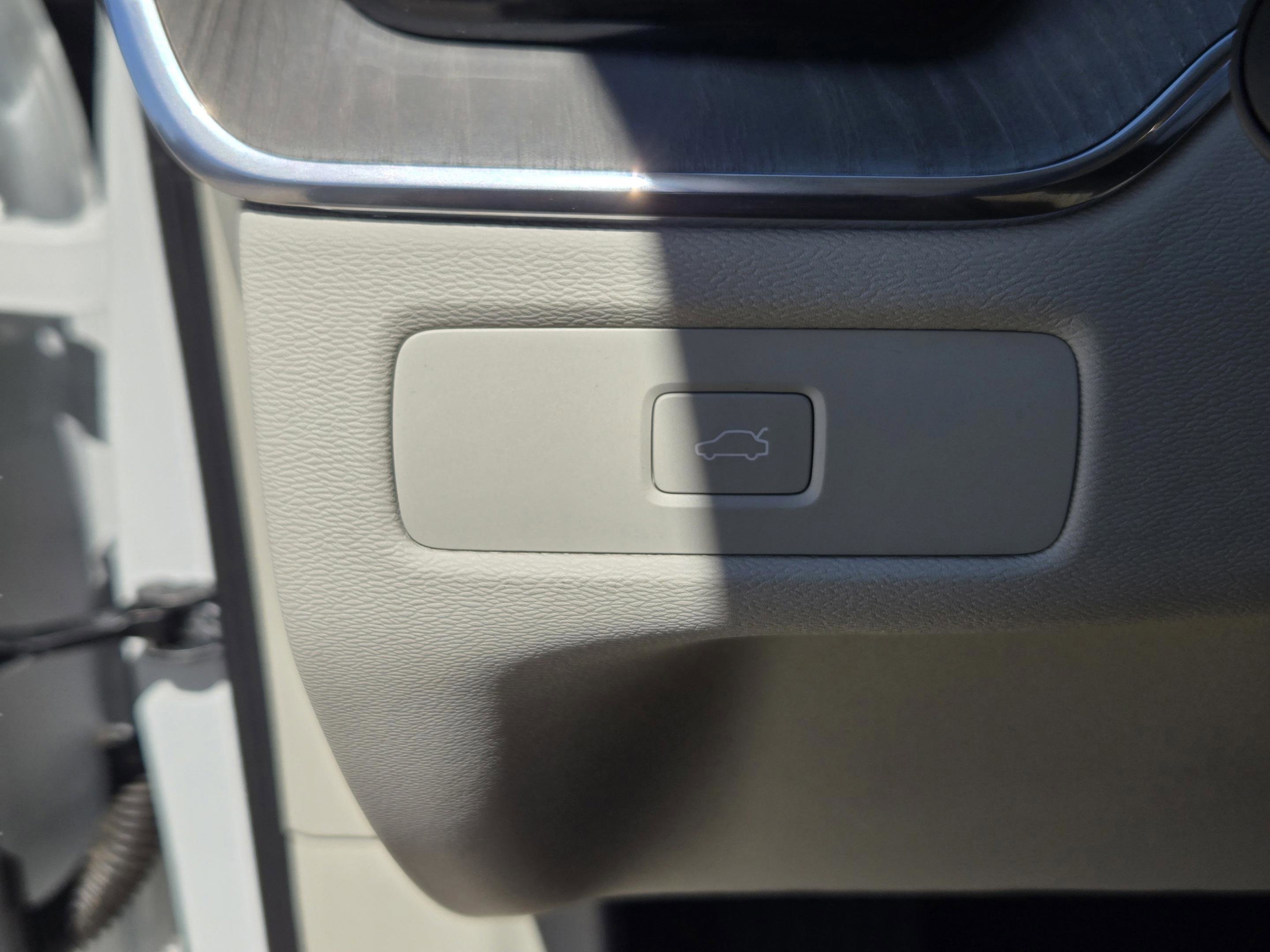 Used 2024 Volvo XC60 B5 Plus w/ Protection Package Premier image 30