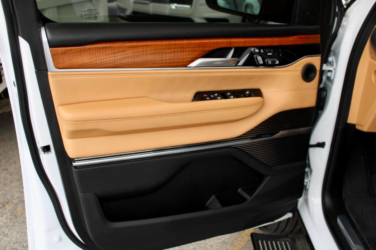 Used 2025 Jeep Grand Wagoneer L Series III AWD/4WD image 9