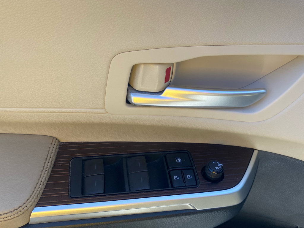 Used 2024 Toyota Sienna XLE image 18