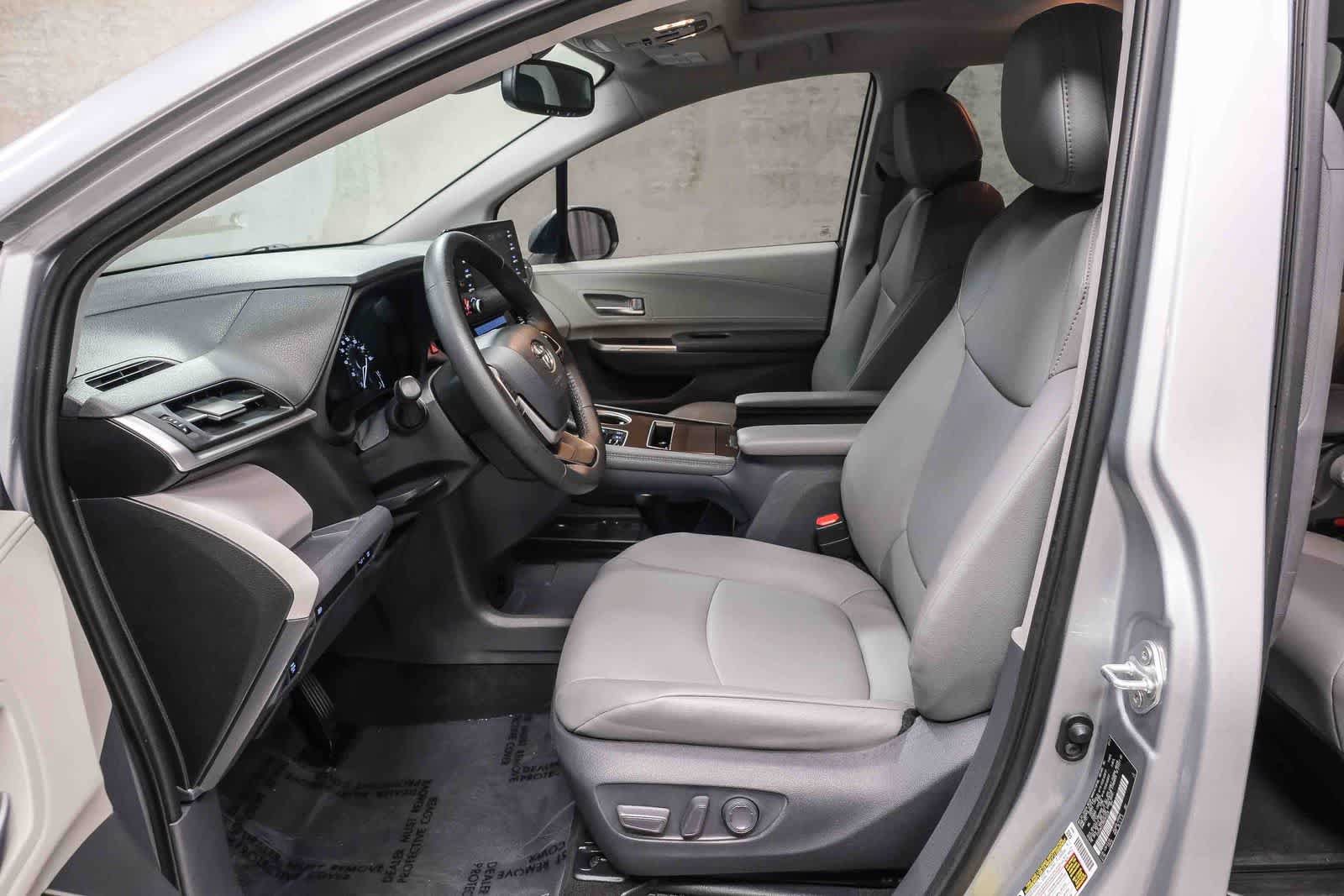 Used 2021 Toyota Sienna XLE FWD image 23
