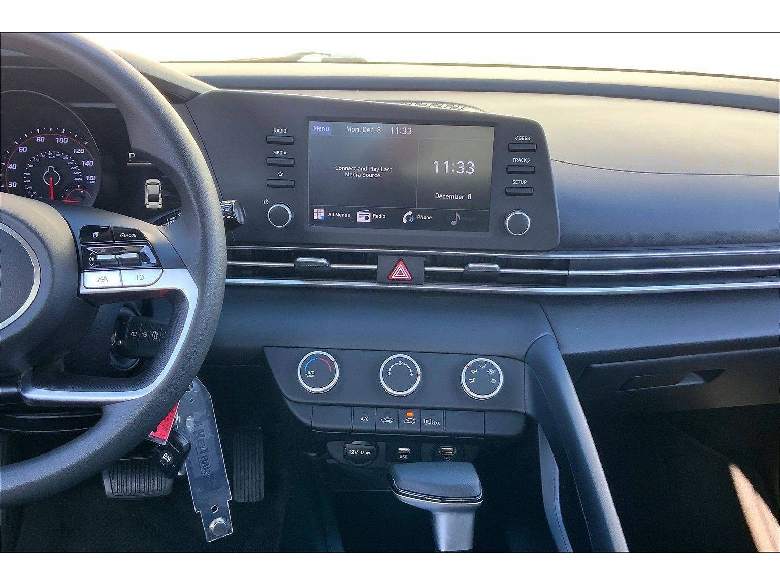 Used 2022 Hyundai Elantra SE w/ Cargo Package image 6