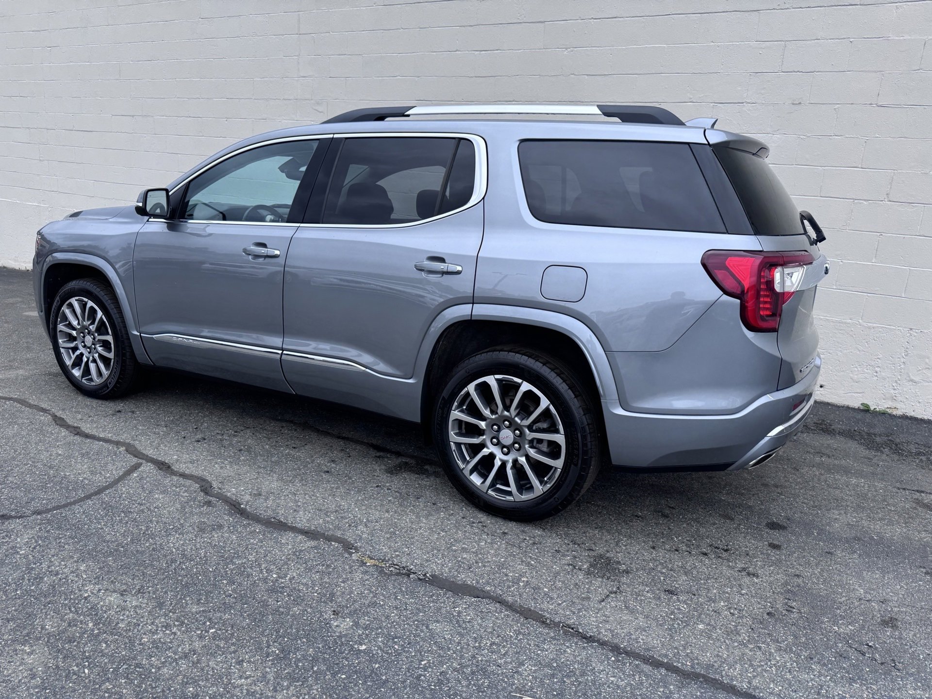 Used 2023 GMC Acadia Denali image 3
