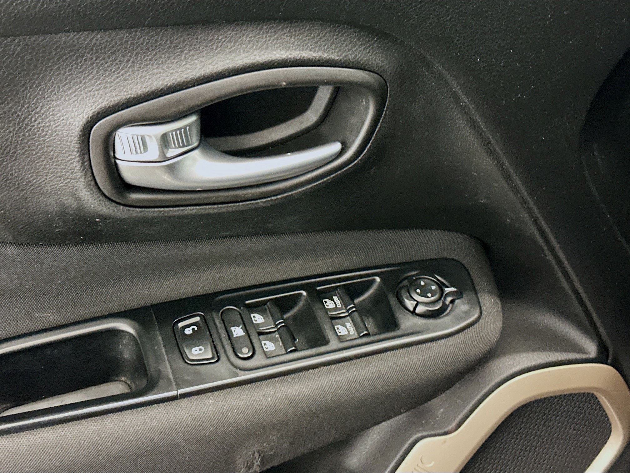 Used 2015 Jeep Renegade Latitude FWD image 15