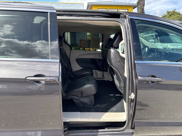Used 2023 Chrysler Pacifica Touring-L FWD image 14