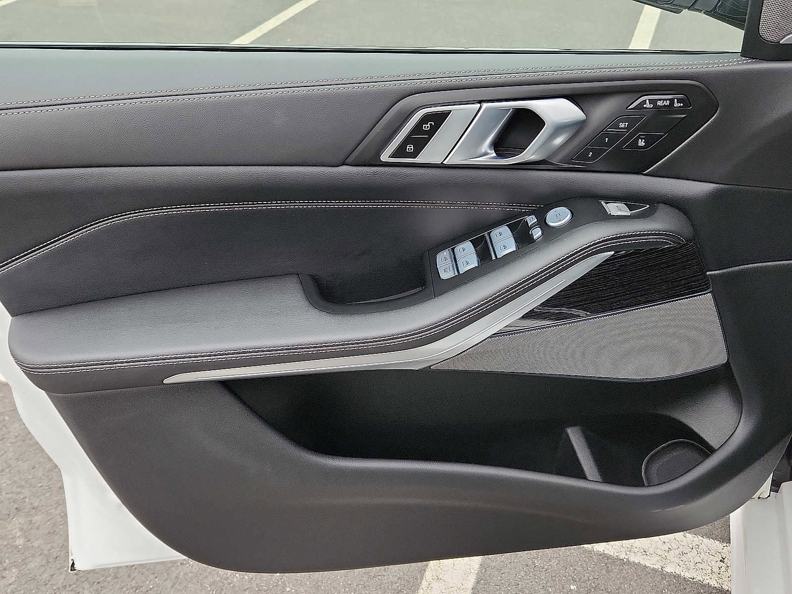 Certified 2024 BMW X7 xDrive40i w/ M Sport Package image 12