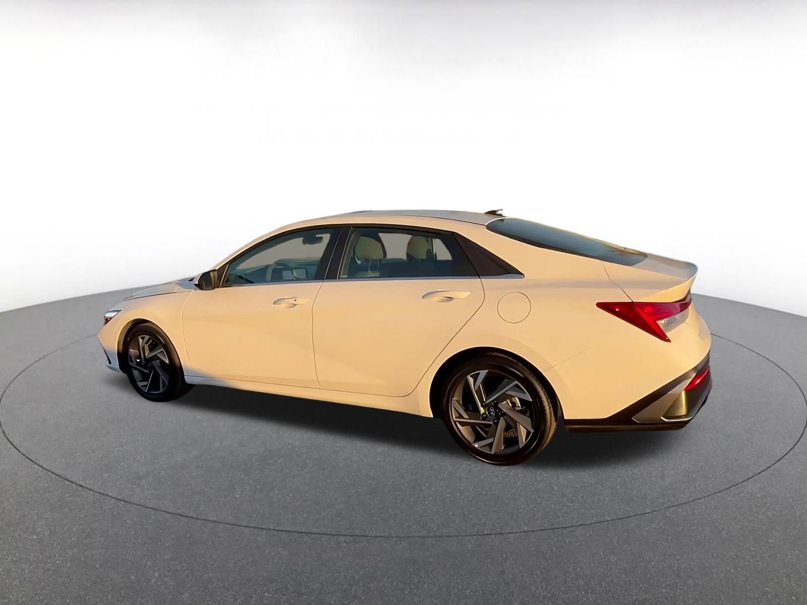 Used 2025 Hyundai Elantra SEL image 10