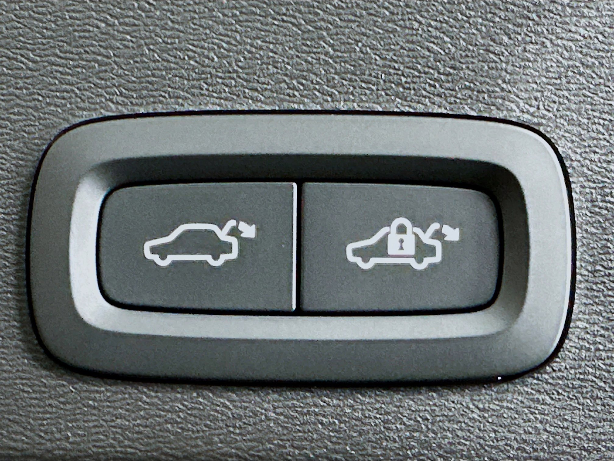 Used 2025 Volvo XC40 B5 Plus image 31