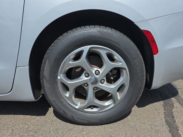 Used 2024 Chrysler Pacifica Limited FWD image 12