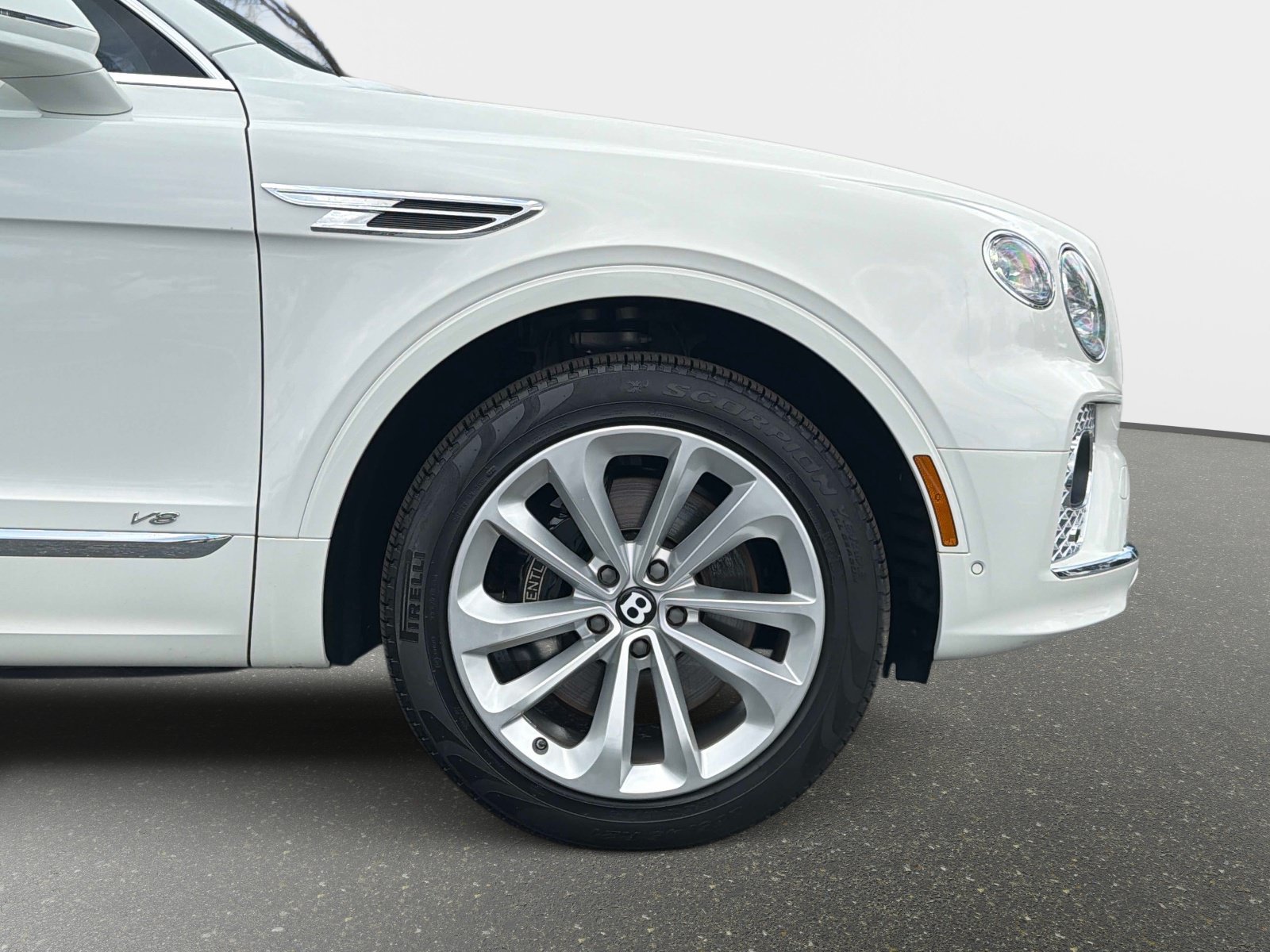 Used 2022 Bentley Bentayga AWD/4WD image 22