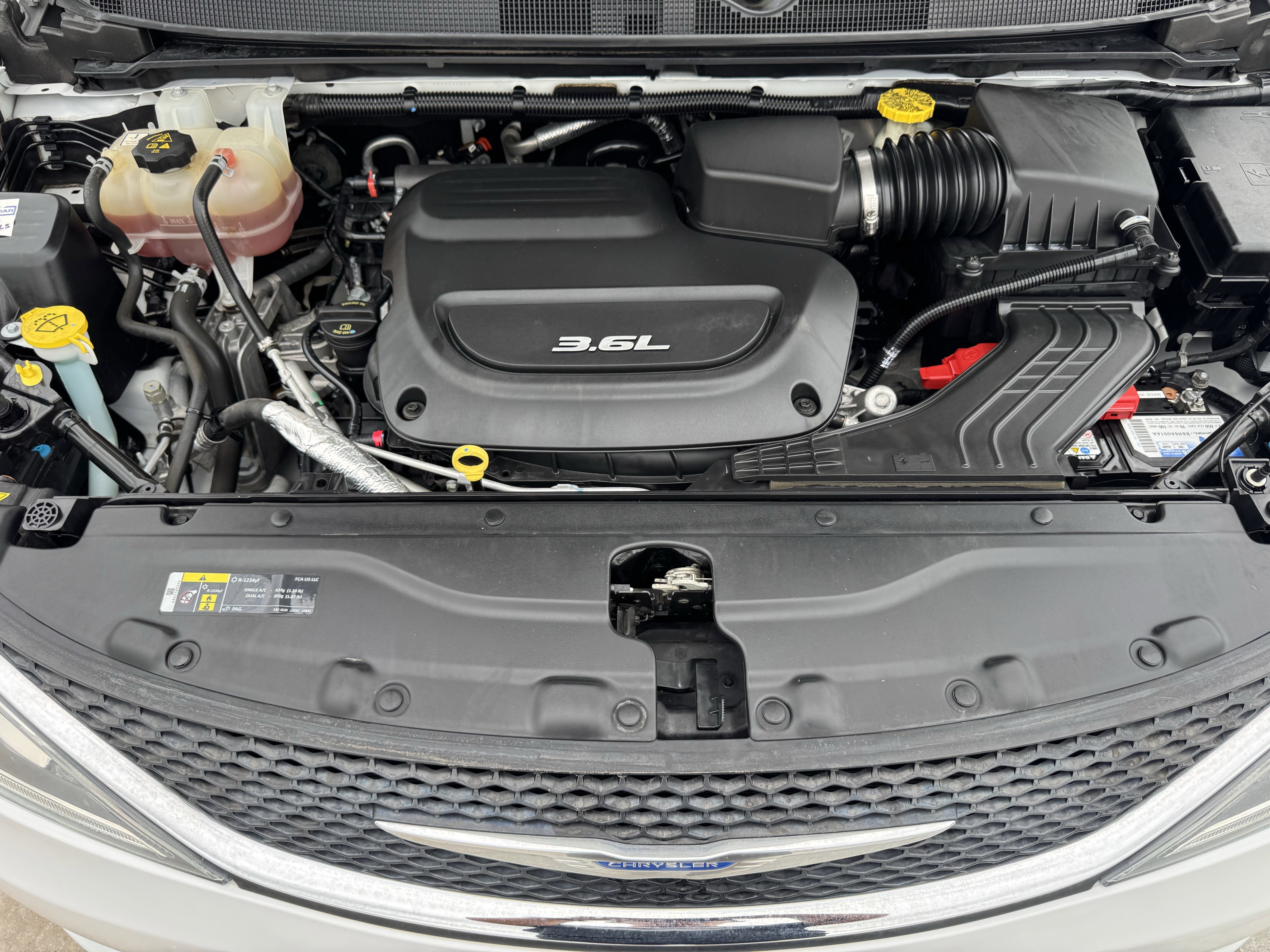 Used 2018 Chrysler Pacifica Limited FWD image 32