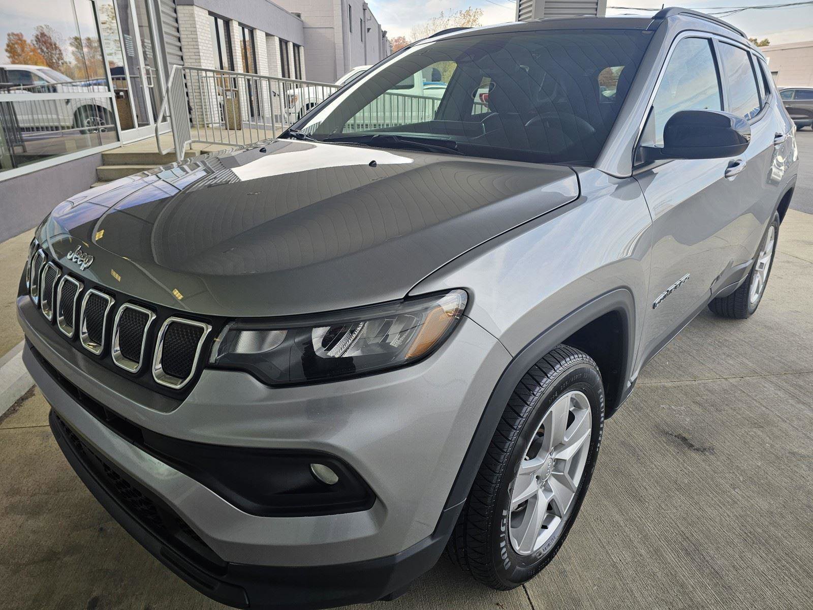 Used 2022 Jeep Compass Latitude image 1